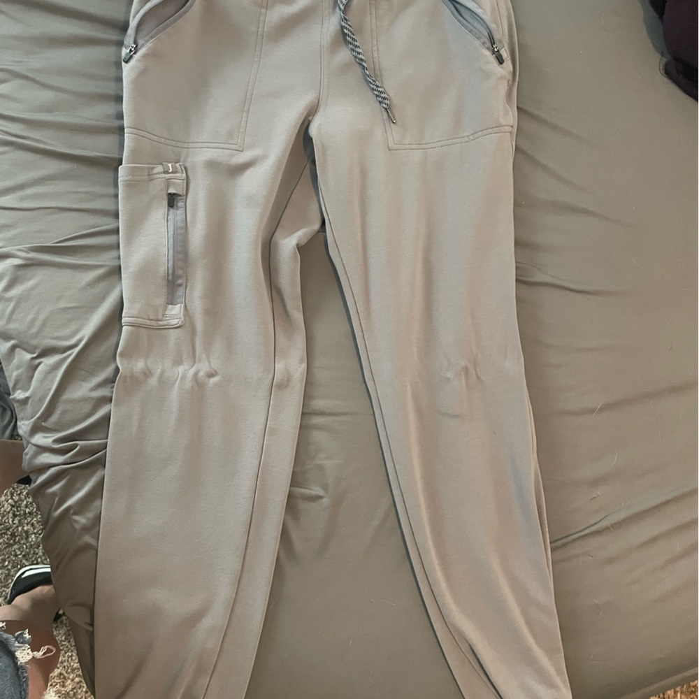 Jaanuu 10 pocket jogger scrub pants and tuck in scrub top. Both size medium